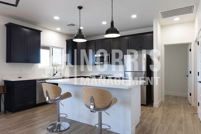 Building Photo - Beautiful Upgraded Home with Furnishings i...