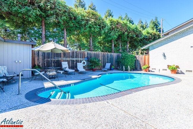 Building Photo - Beautiful Townhouse | Remodeled | Private ...