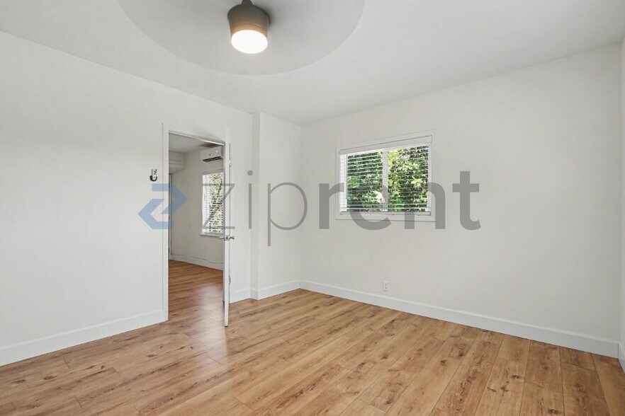 Building Photo - Unit