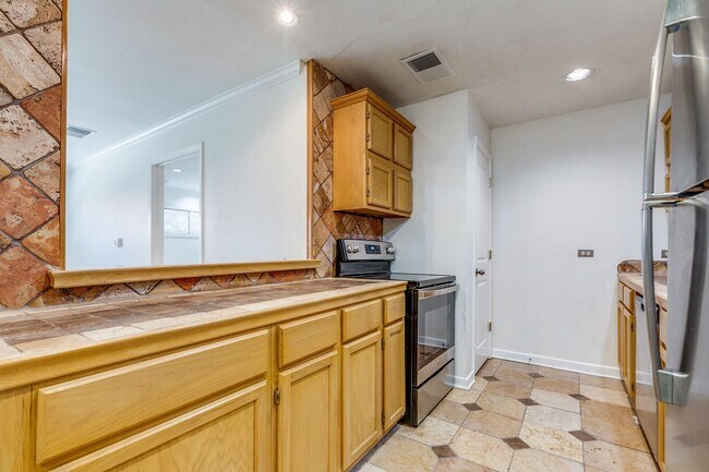 Building Photo - 1 BEDROOM BOUTIQUE APARTMENT
