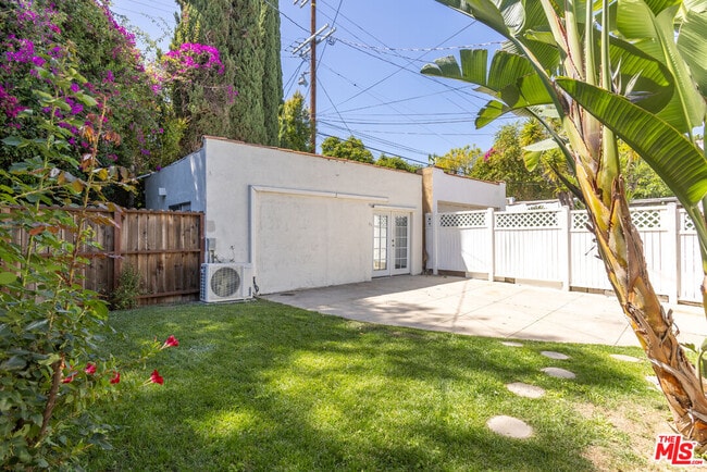 Building Photo - 1553 N Stanley Ave