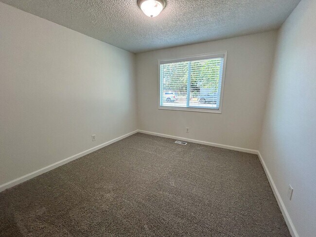Building Photo - 1488 Warbler Dr SE