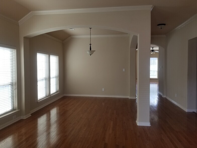 Building Photo - 552 Palomino Way