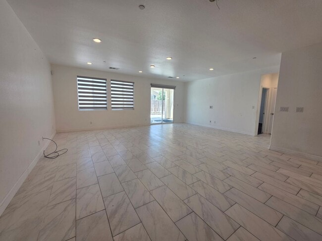 Building Photo - 3936 E Cypress Ave