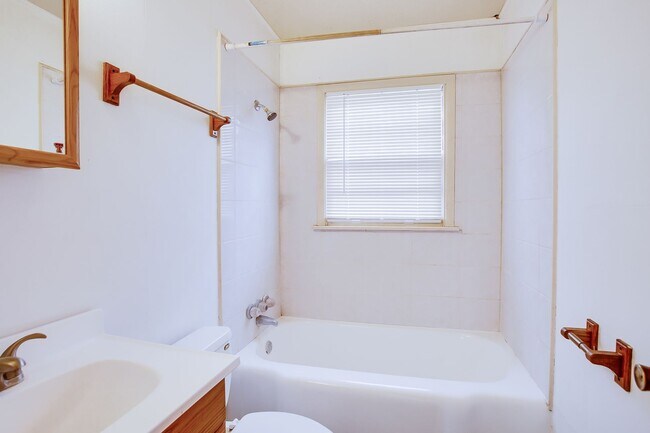 Building Photo - Updated 3 bedroom, 1.5 bath!