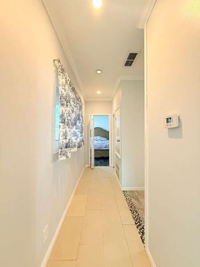 Building Photo - 941-941 Bayonne St