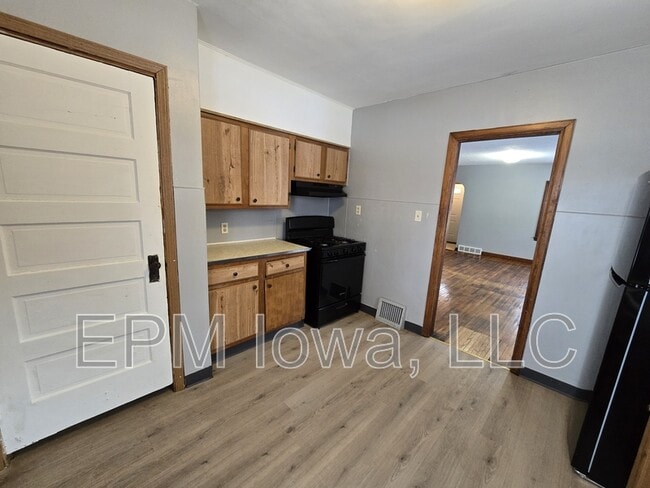 Building Photo - 401 Charles St