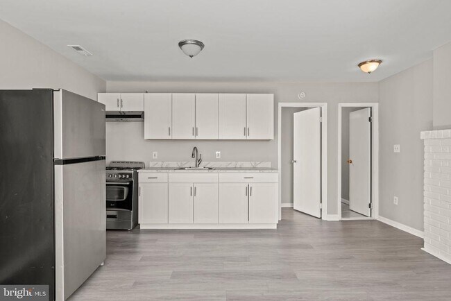 Building Photo - 1004-6 S 52nd St