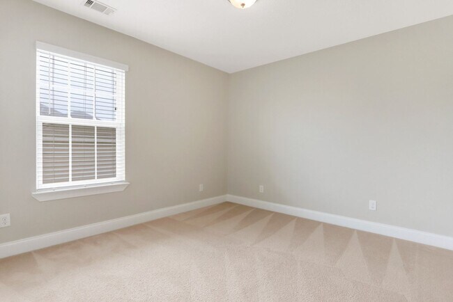 Building Photo - 4 Bed/2.5 Bath in Richmond Hill!