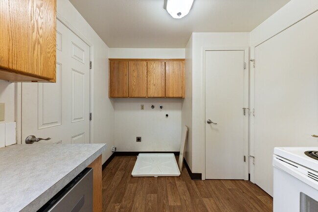 Building Photo - 2 Bedroom Duplex **MOVE IN SPECIAL** $500 ...