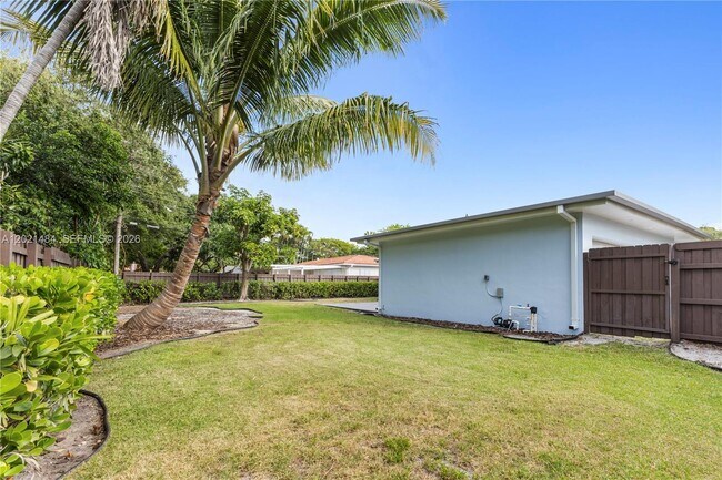 Building Photo - 8910 NE 9th Ct