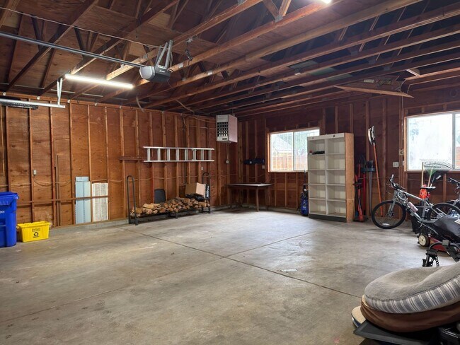 Building Photo - Modern Comfort Meets Classic Charm in South Tabor~ Fenced Backyard~ Garage~ Pets Welcome~ 94 Bike...