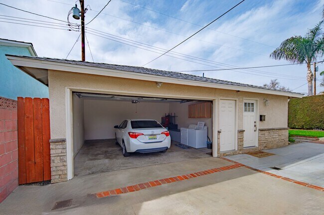 Building Photo - 549 N La Sena Ave