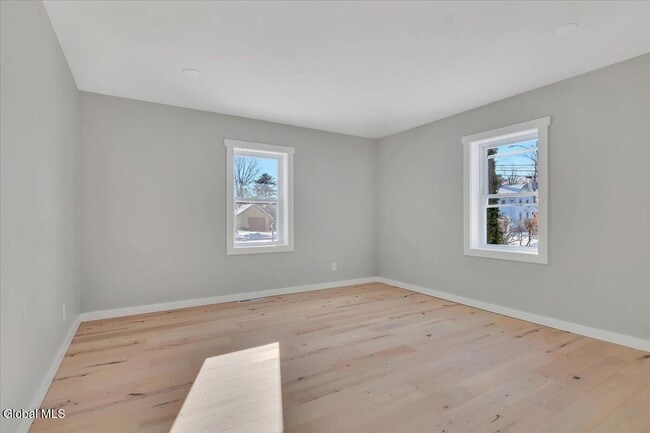 Building Photo - 257 W Circular St