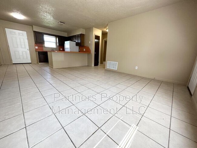 Building Photo - 107 N Pine Ave