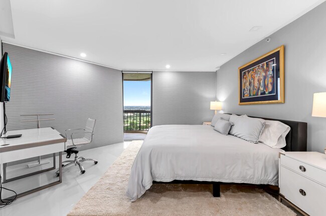 Building Photo - 1900 Consulate Pl