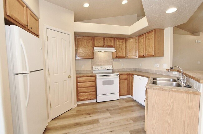 Building Photo - Immaculate Single-Level Home