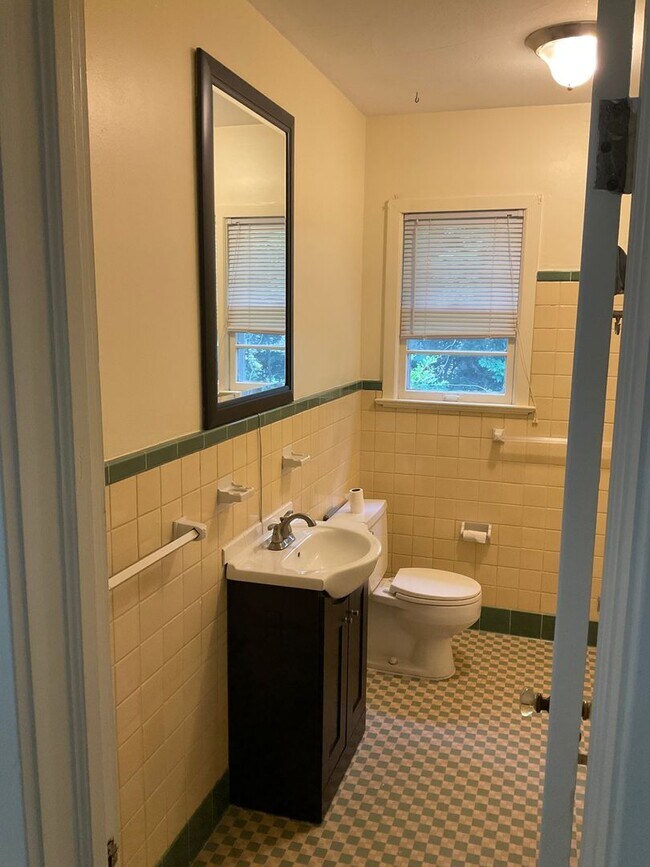 Building Photo - Great Home within Walking Distance to Campus.