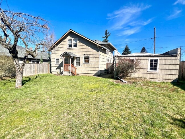 Building Photo - Portsmouth Neighborhood 3 story Home with Laminate H/W Floors, Fenced Backyard