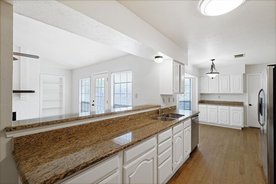 Building Photo - 2825 Windsor Dr