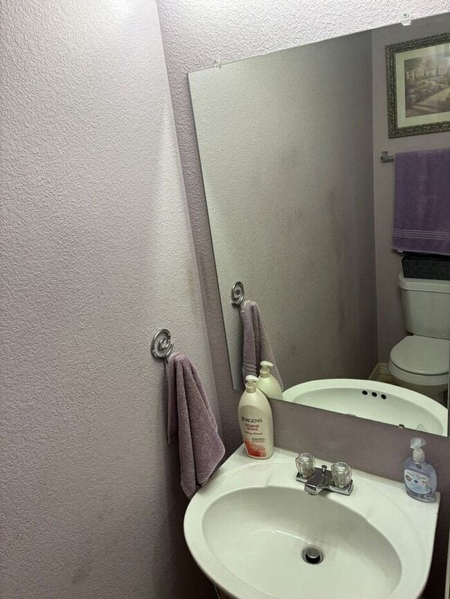 Building Photo - 3 Bedroom, 2.5 Bath Townhome with 2 Car At...