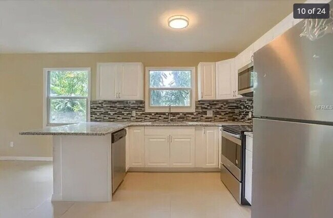 Building Photo - Home For Rent in St Petersburg!