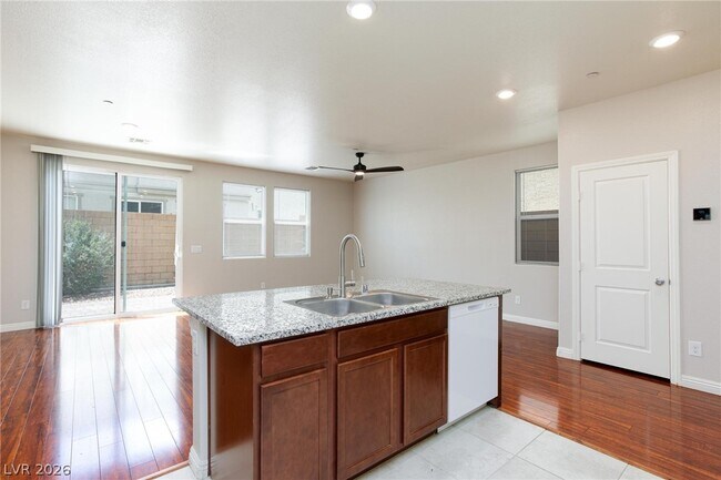 Building Photo - 5327 Lazy Breeze Ave