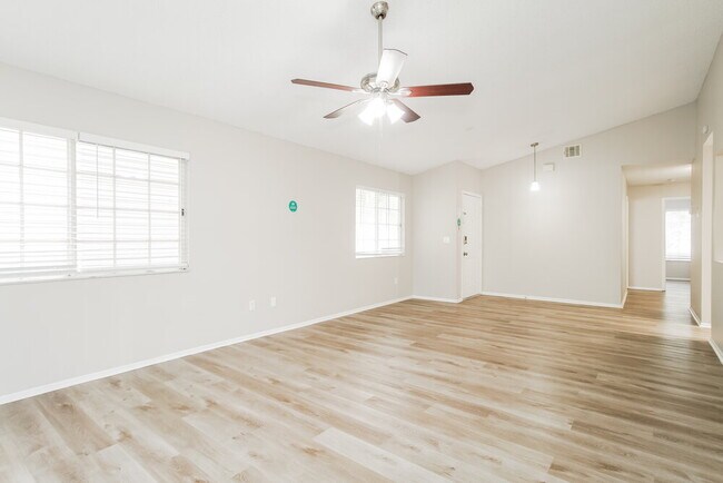 Building Photo - 565 Portland Cir