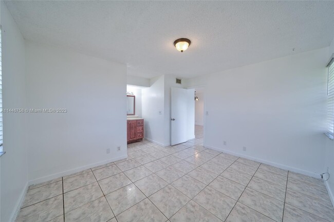 Building Photo - 9962 Twin Lakes Dr