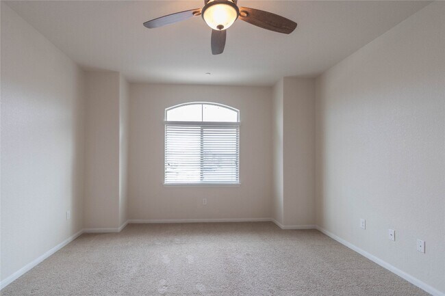 Building Photo - 2880 Donnell Dr