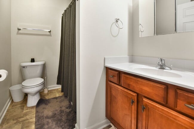 Building Photo - Pet Friendly Three Bedroom!
