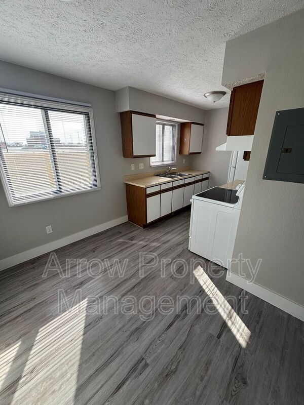 Building Photo - 2481 E 5th Ave