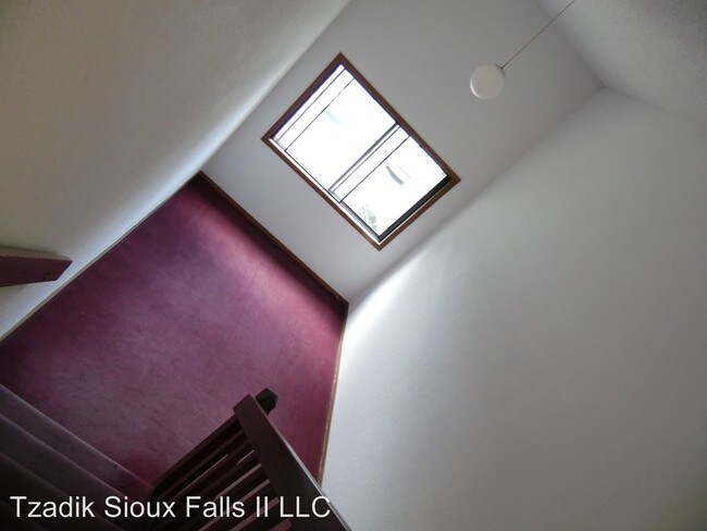 Building Photo - 2 br, 1 bath Apartment - 1900 W 6th St.