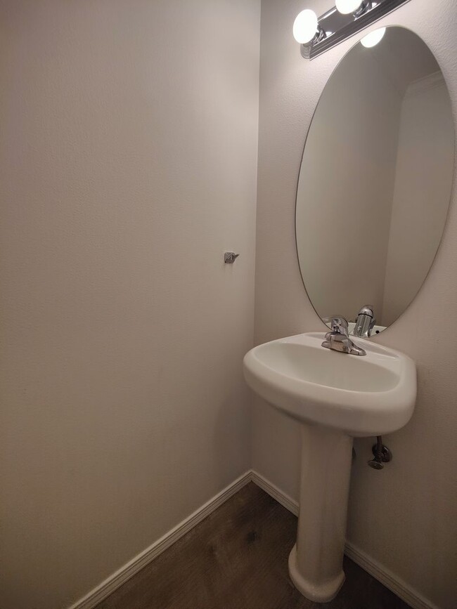 Building Photo - Spacious 3 bedroom 2.5 Bath Townhouse with...
