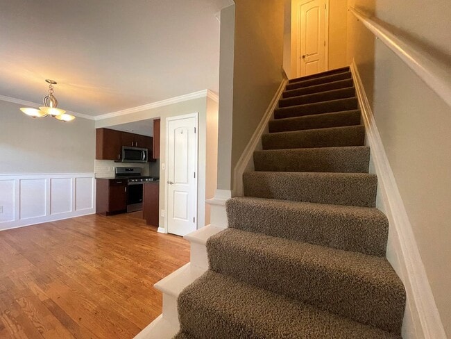 Building Photo - 2575 Olde Hill Ct N