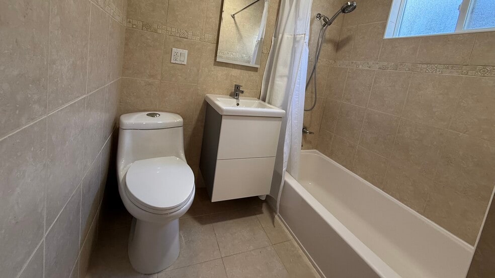 Building Photo - 596 S Mentor Ave