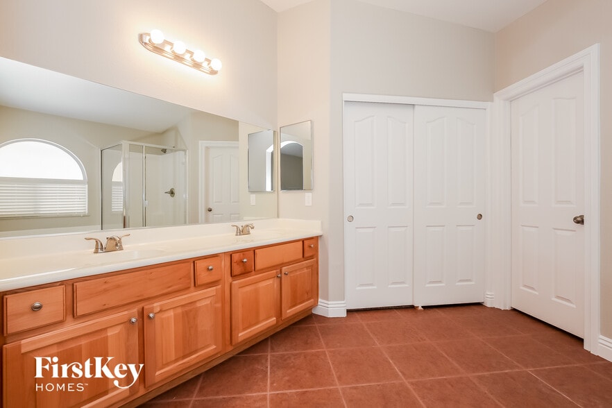 Building Photo - 6236 Little Elm St