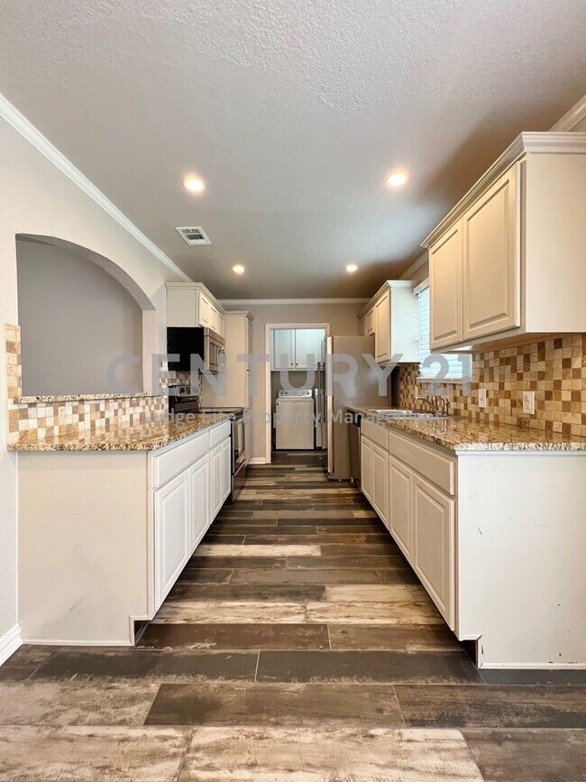 Building Photo - Tastefully updated 3/2/2 in Benbrook For Rent!