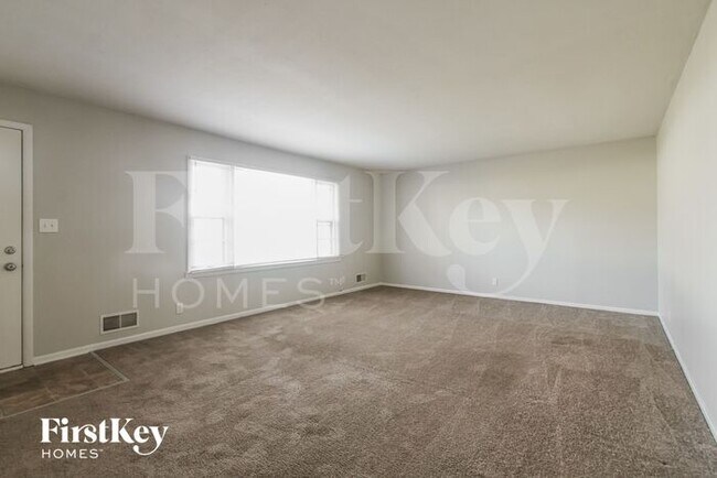 Building Photo - 336 Wayside Dr