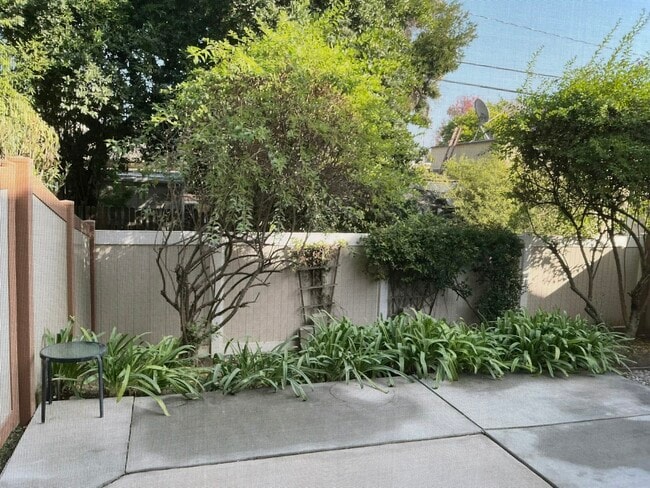 Building Photo - 852 N Monterey St