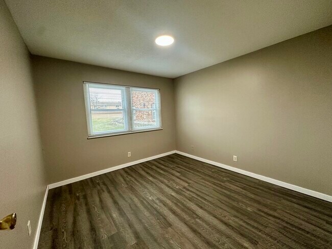 Building Photo - 1450 Meadowview Dr