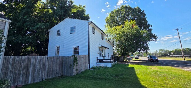 Building Photo - 1019 Green Ln