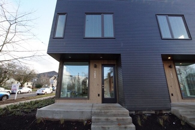 Building Photo - Beautiful 2Bed + 2.5Bath Modern Home Locat...