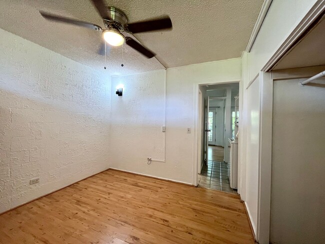 Building Photo - 1422 Heulu St