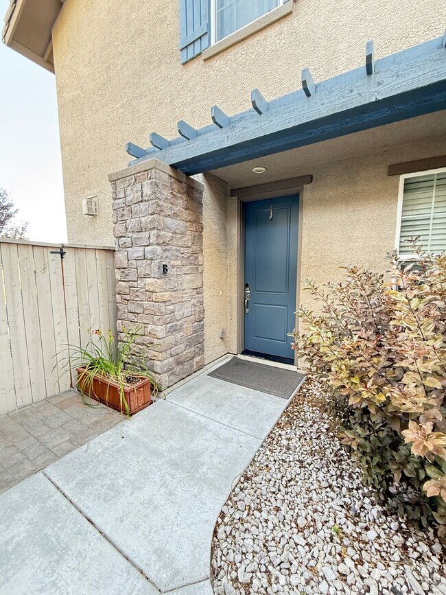 Building Photo - 3 Bedrooms, 2 1/2 Baths with a 2 Car Garag...