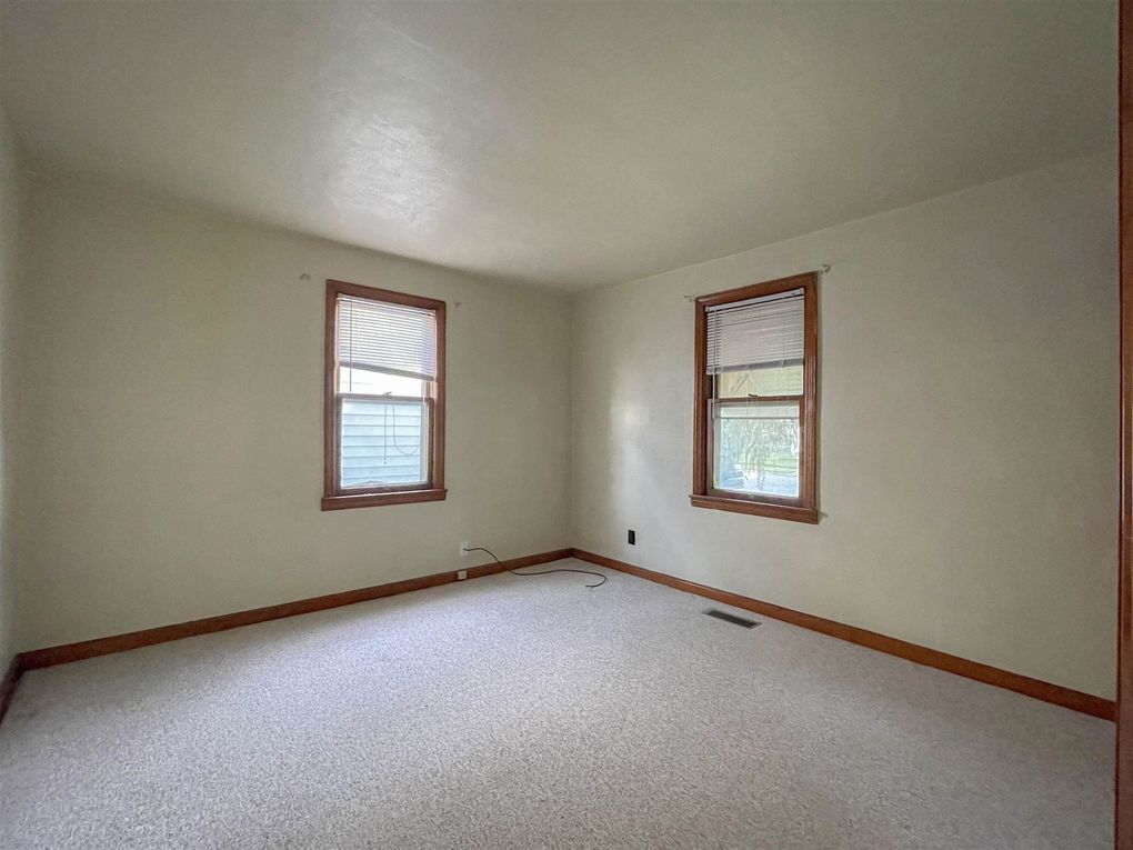 Room 1 - 1811 N Bell St