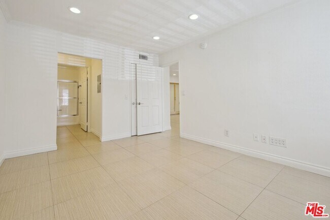 Building Photo - 5535 Canoga Ave