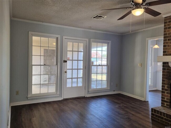 Building Photo - 2044 Edinburgh Dr