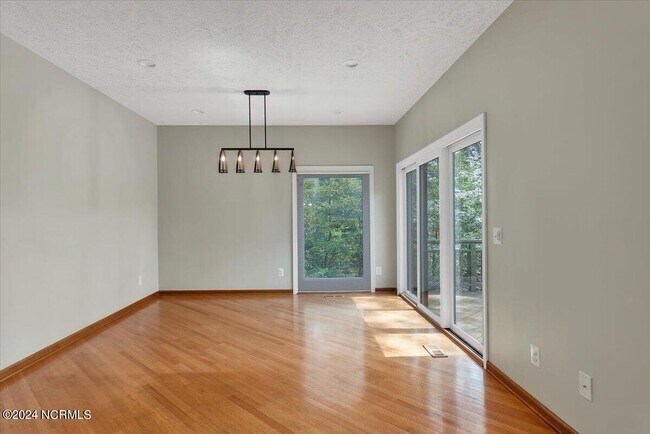 Building Photo - 38 Pinebrook Dr