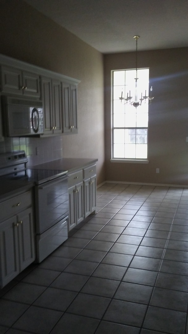 Building Photo - Very nice 3 bedroom home with an office in...